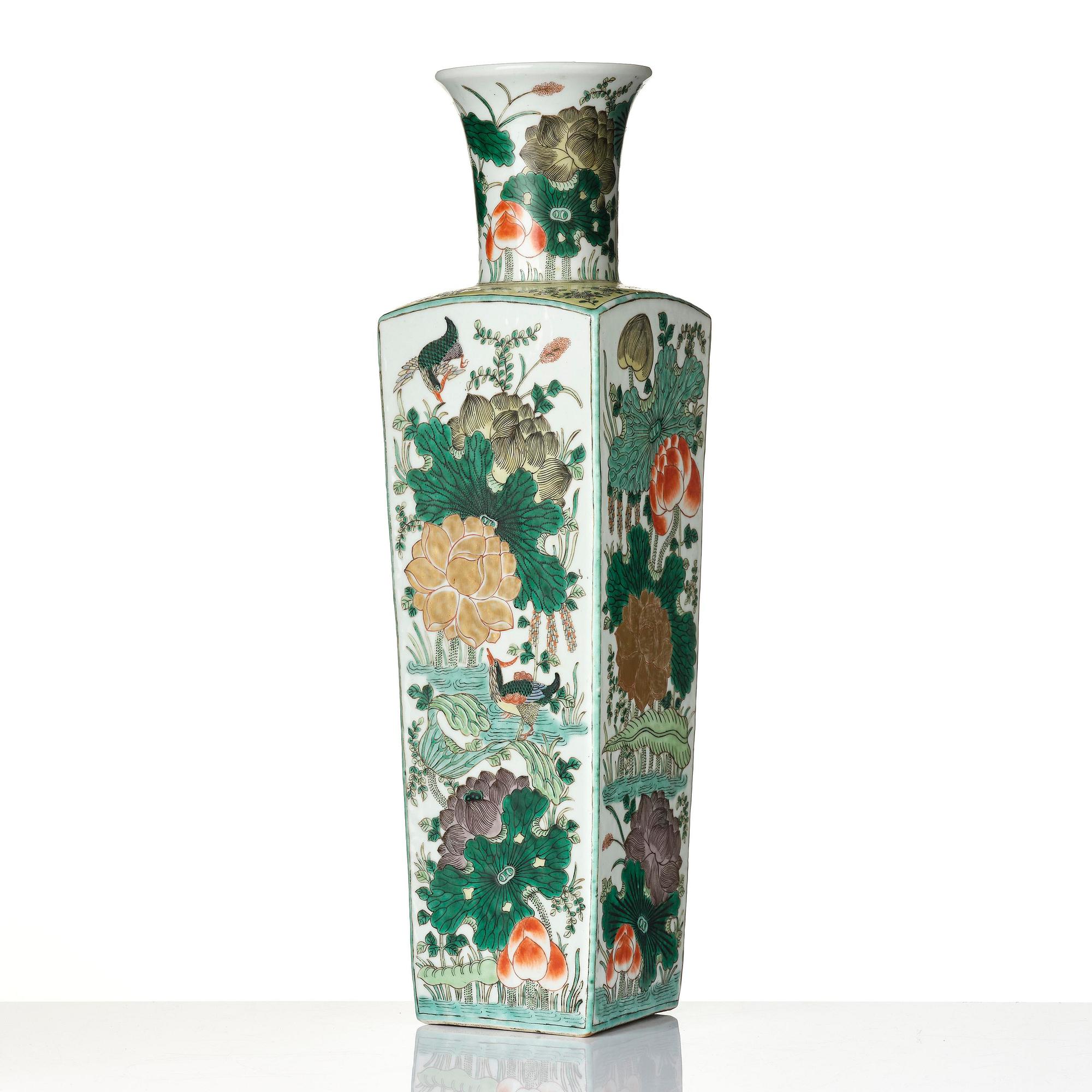 Vas, porslin. Qingdynastin, 1800-tal.