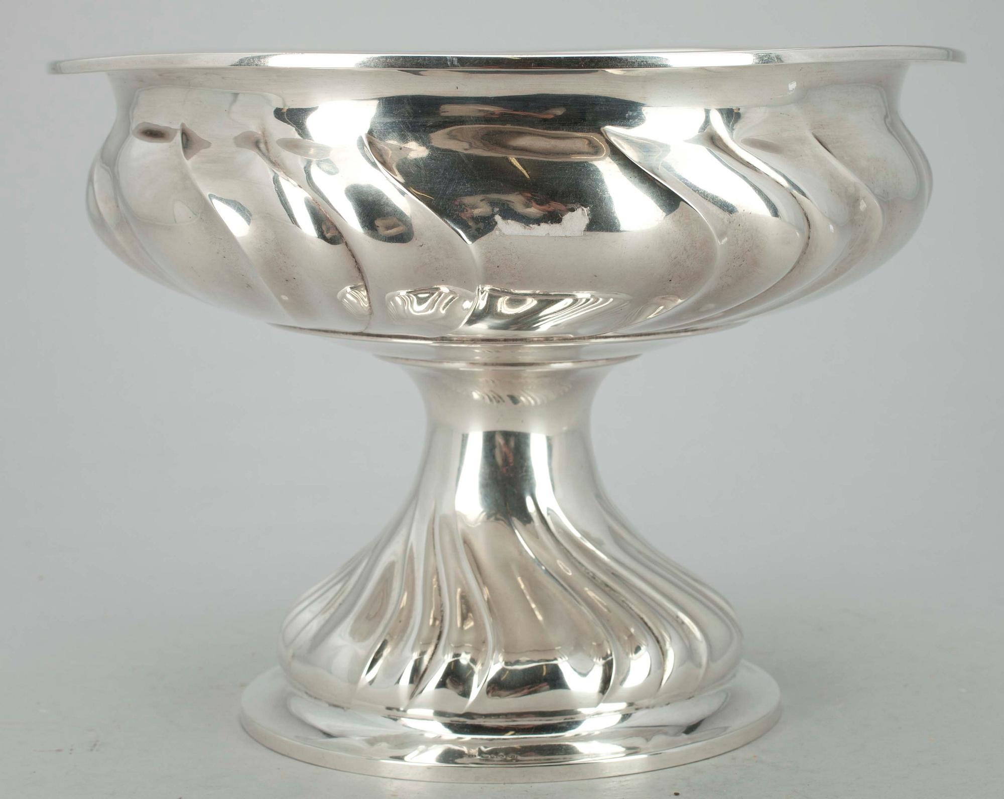 SKÅL PÅ FOT, silver, Stockholm, 1917. Tot vikt 675 g.