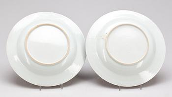 TALLRIKAR, ett par. Porslin, Kina. Qianlong(1736-1795).