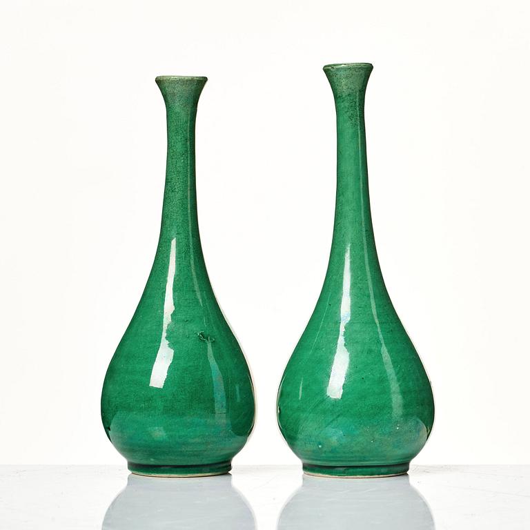 A pair of apple green vases, Qing dynasty.