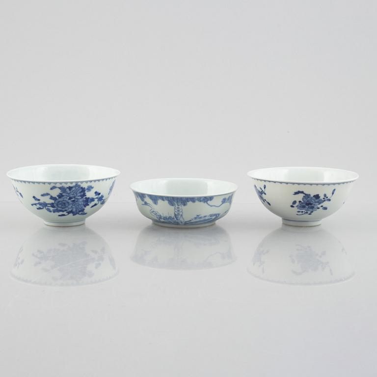 A group of three Chinese blue and white porcelain bowls, late Qing dynasty / early 20th century.