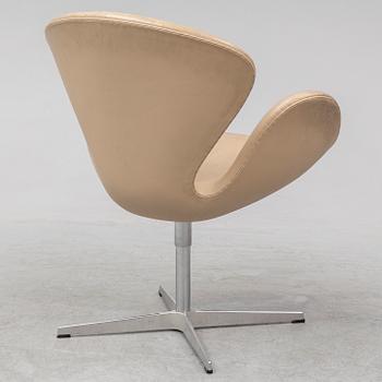 ARNE JACOBSEN, fåtölj, "Svanen", för Fritz Hansen Danmark 2011.