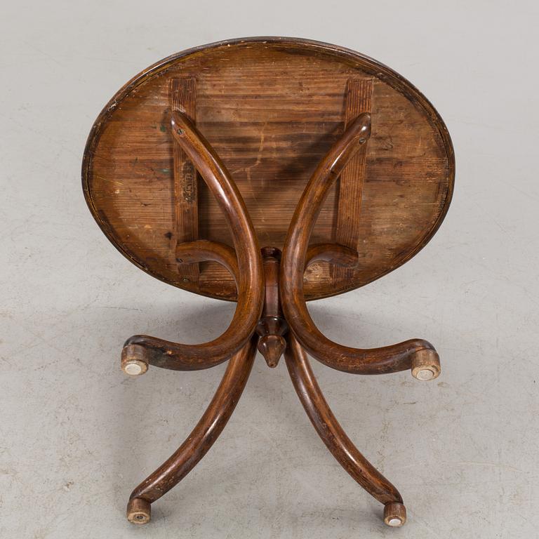 A THONET BENTWOOD TABLE FROM CA 1900.