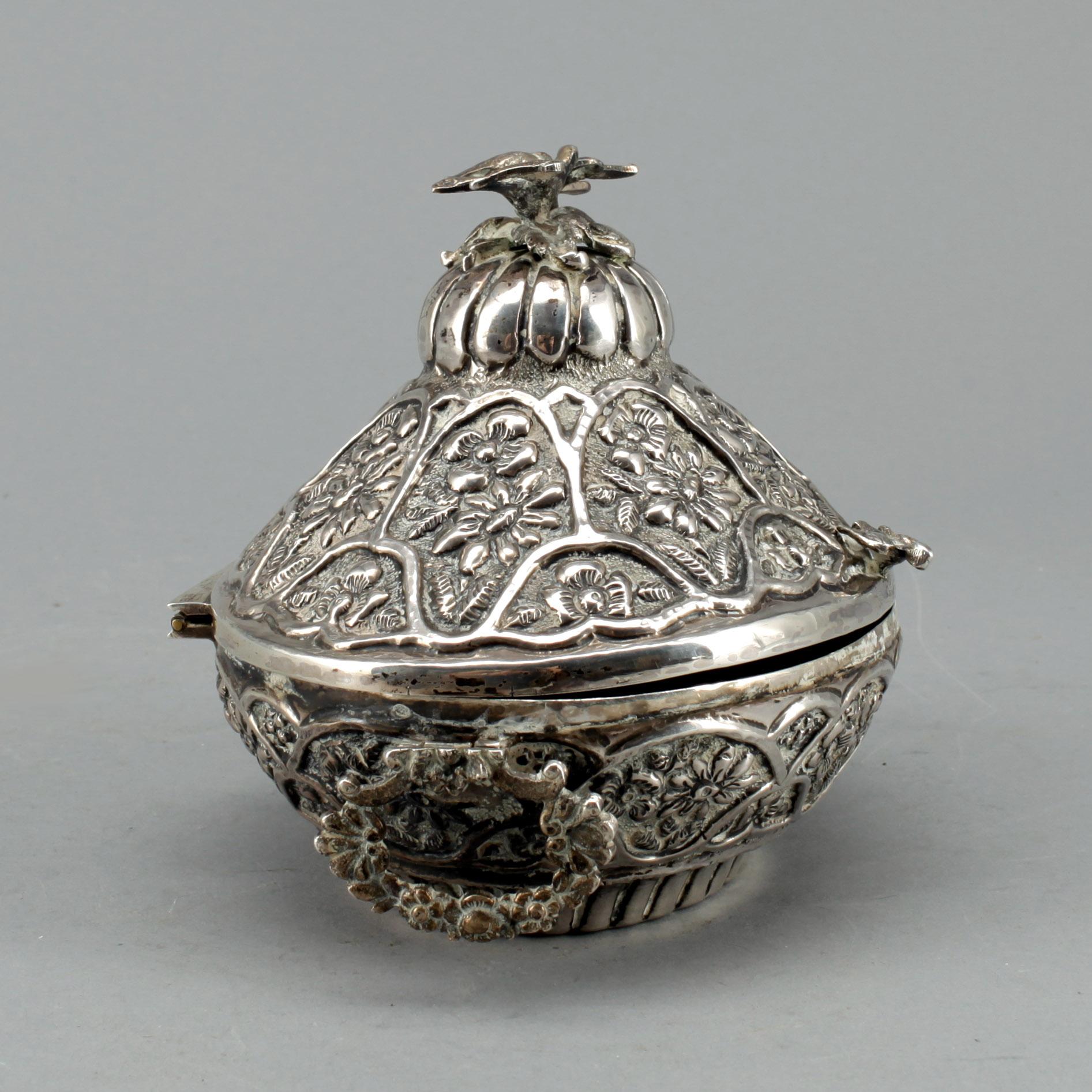 SKÅL MED LOCK, silver, troligen mellanöstern. Vikt ca 375 g.