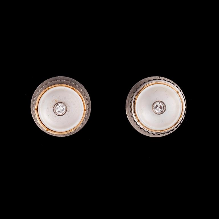 FRACKKNAPPAR, 2 st, 18K guld, små diamanter, pärlemor samt vitmetall. A. Tillander 1966. Vikt tot. ca 3,5 g.