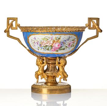 Uppsatsskål, förgylld och patinerad brons samt porslin. Frankrike, "Sevres", 1800-tal.