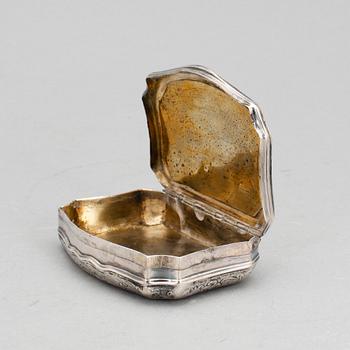 DOSA, silver, Rokoko, 1700-talets mitt. Vikt 103 g.