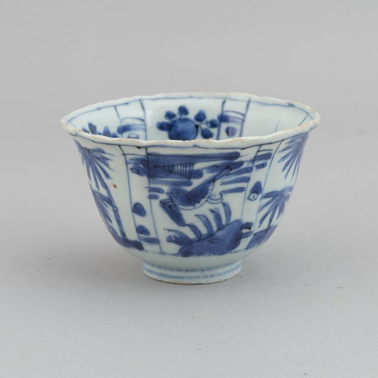 A blue and white porcelain 'Kraak ware', 'Crowcup' Ming dynasty, Wanli (1572-1620).