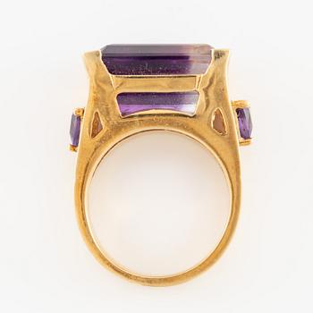 Ring, 18K guld med ametister.