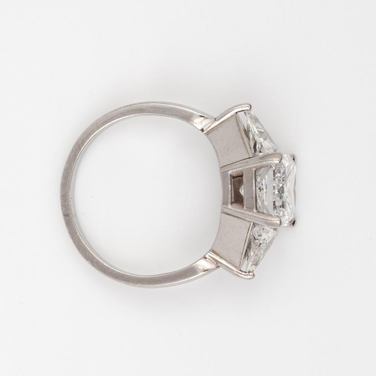 A radiant-cut diamond 3.01 cts ring. Flanked by two triangular cut diamonds, 0.50 ct each. E/VS2, certificate from HRD.