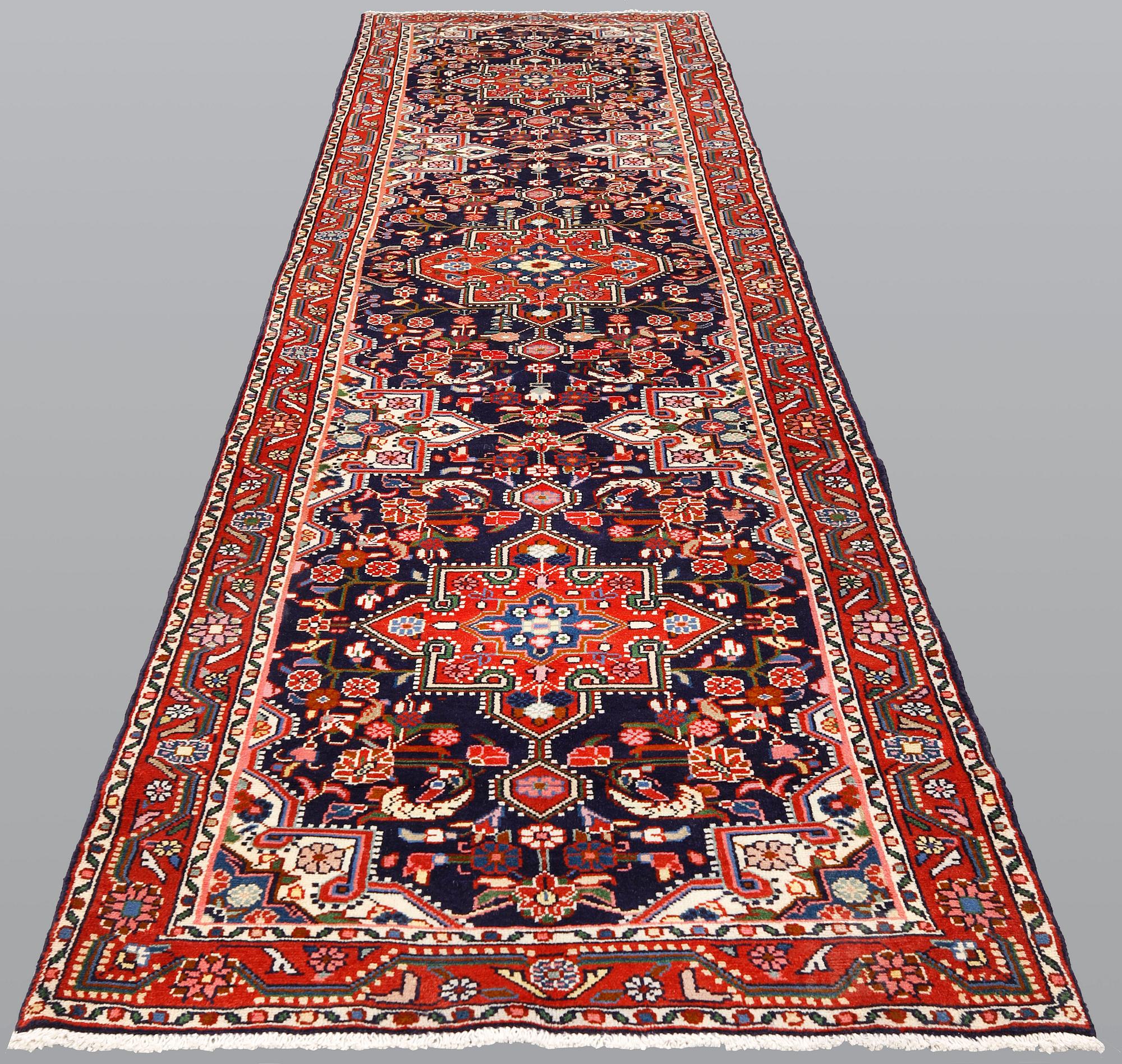 Gallerimatta, Mehraban, ca 396 x 104 cm.