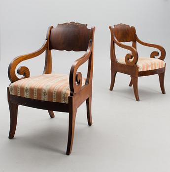 KARMSTOLAR, ett par, biedermeierstil, 1920-tal.