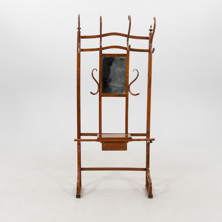 Hallmöbel/rockhängare 1900-talets första hälft.