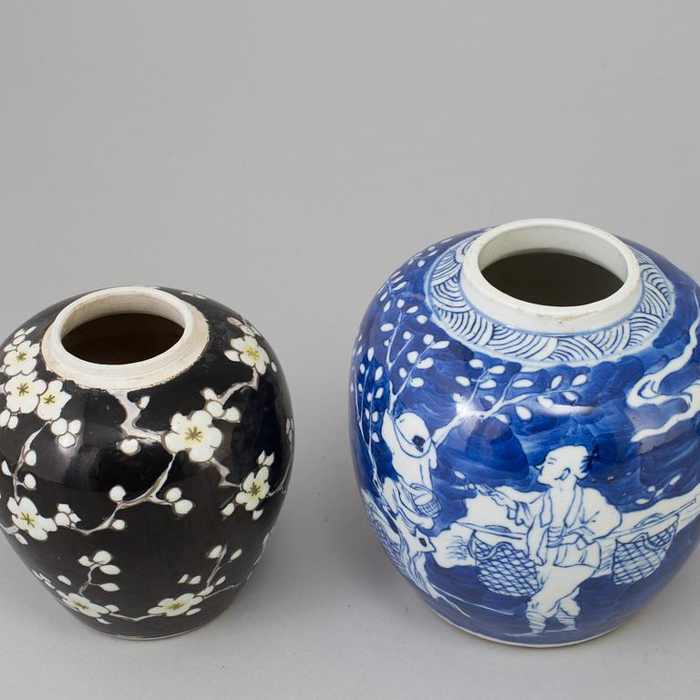 A set of four chinese porcelain jars, Qing dynasty, late 19th/early 20th century,