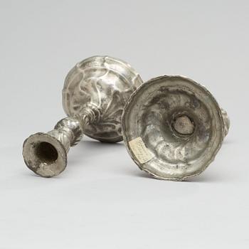 LJUSSTAKAR, två snarlika. Gudmund Östling (mästare i Vimmerby 1762-90). Rokoko.