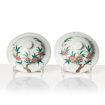 A pair of Chinese famille rose peach vases with covers, late Qing dynasty/circa 1900.