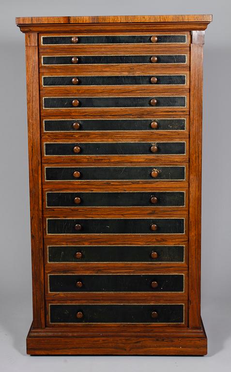 BYRÅ, s k Wellington chest, England, sent 1800-tal.