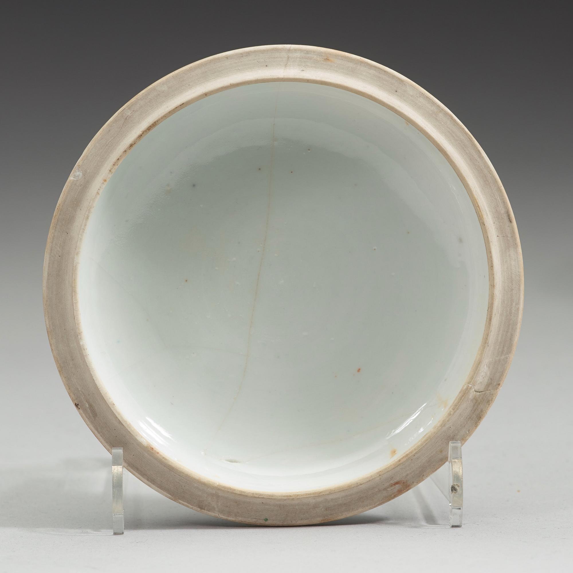 A porcelain chamber pot and cover, Qing dynasty, early 18th Century.
