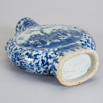 PILGRIMSFLASKA, porslin. Qianlong (1736-1795), Kina.