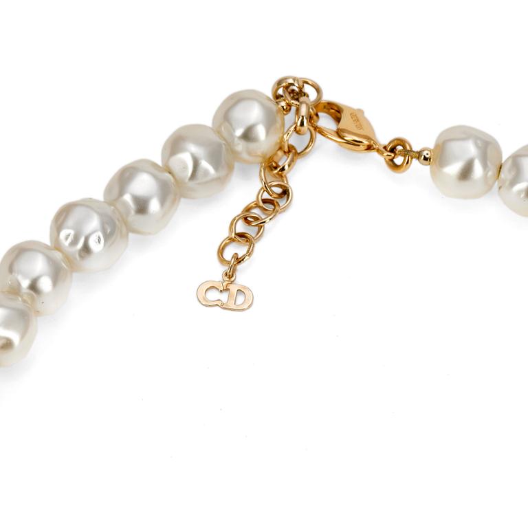 CHRISTIAN DIOR, a white decorative pearl necklace.