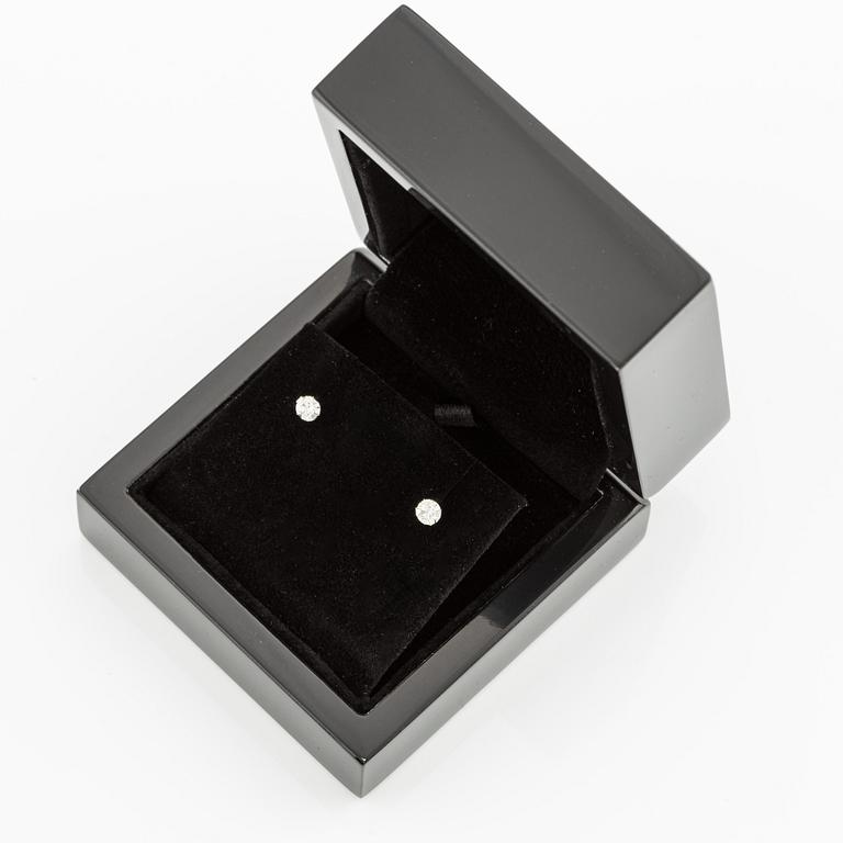 Earrings, a pair, white gold with brilliant-cut diamonds totalling 0.54 ct, "triple x". Accompanied by a GIA dossier.