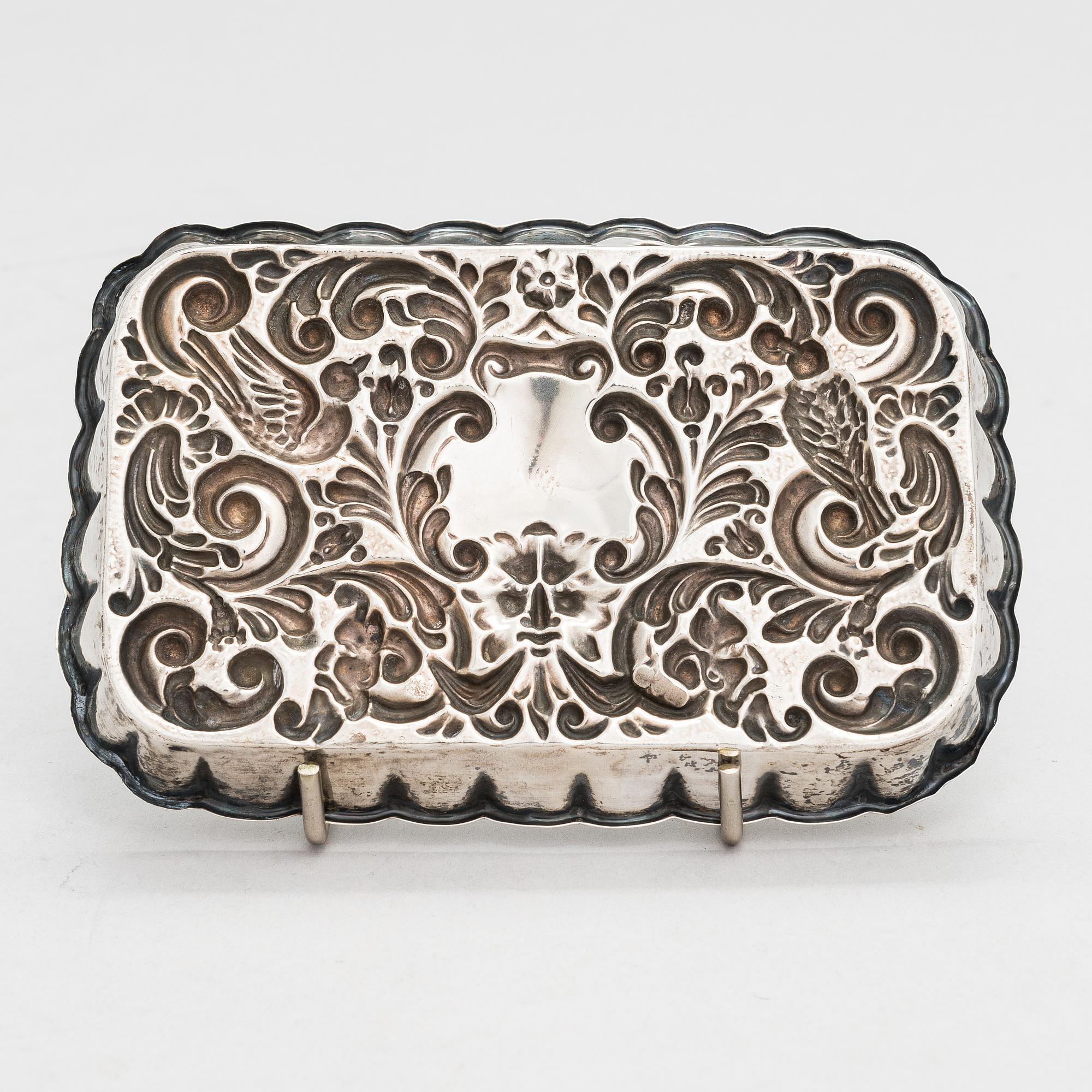 Lusikkapari, Lontoo 1787-91, purkki, Lontoo 1891 ja vati, Chester 1906, sterlinghopeaa, Englanti.