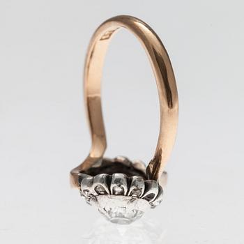 A RING, 18K gold, 2 old cut diamonds c. 1.6 ct. Tinted/si. Sweden 1948. Size 17,5. Weight 5,3 g.