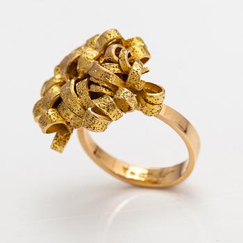 Lotta Orkomies, Ring, 18K guld. Tillander, Helsingfors 1972.