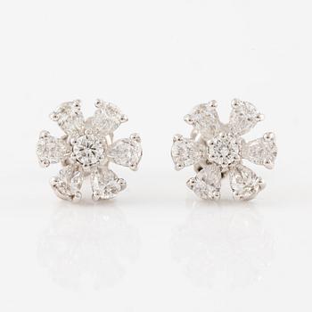 A pair of earrings in 18K gold set with round and drop-shaped brilliant-cut diamonds.