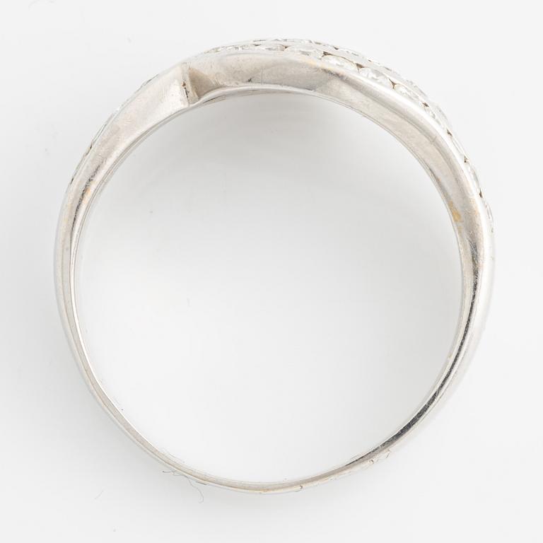 Ring, vitguld med briljantslipad diamanter.