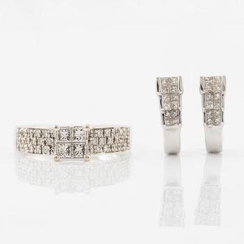 Ring and a pair of earrings, 18K white gold with princess-cut and brilliant-cut diamonds.