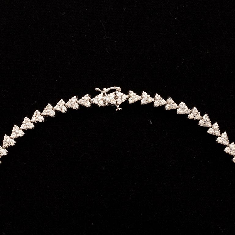 COLLIER, 14K vitguld, briljantslipade diamanter 267 st. Vikt 51,77 g. 2000-tal.