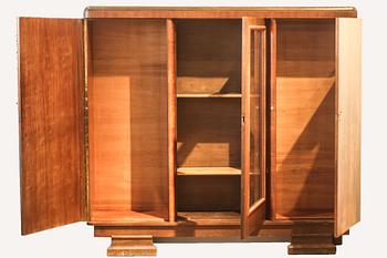 KLÄDSKÅP, 1900-talets första hälft.