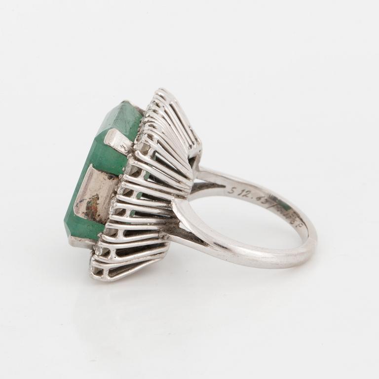 RING, with emerald and diamonds.