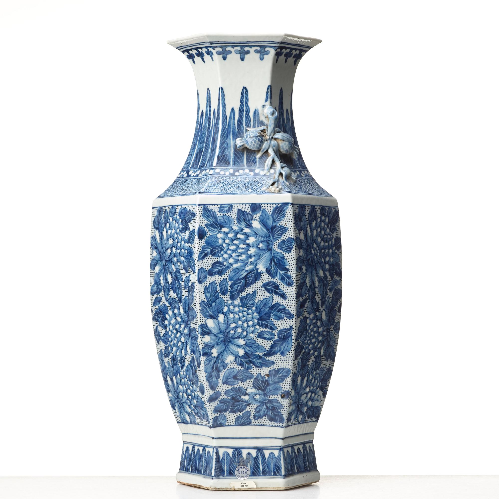 A blue and white vase, Qing dynasty, 19th Century.