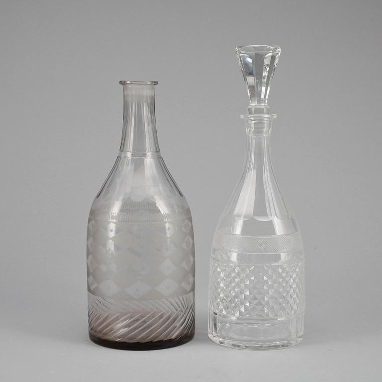 KARAFFER, 2 st. Glas. Sengustaviansk samt "Kent". omkring 1800 respektive 1900-tal.