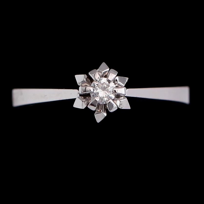 RING, 18 k vitguld med briljantslipad diamant 0.08 ct WVS. Total vikt ca 3 gram.