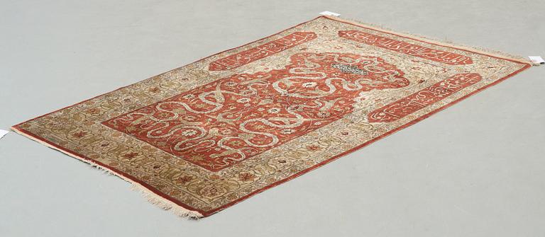 OLD SILK HEREKE. 162,5 x 104 cm.