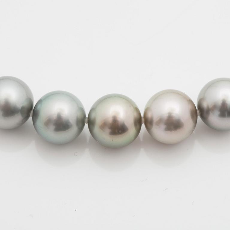 A cultured Tahitian pearl necklace. Pearls Ø 12.2 - 14.9 mm.