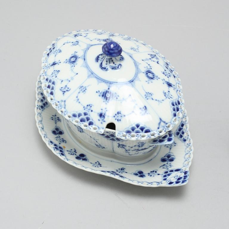 89 pieces of porcelain tableware, model "Musselmalet", Royal Copenhagen, 20th century.