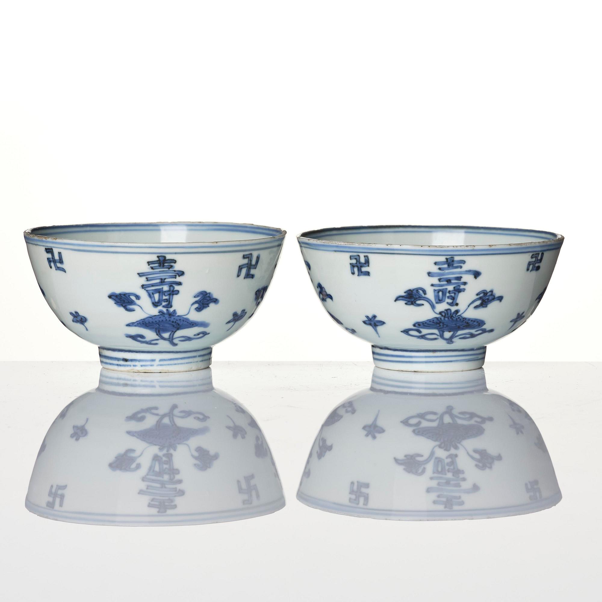 A pair of blue and white 'lotus' bowls, 17th century.