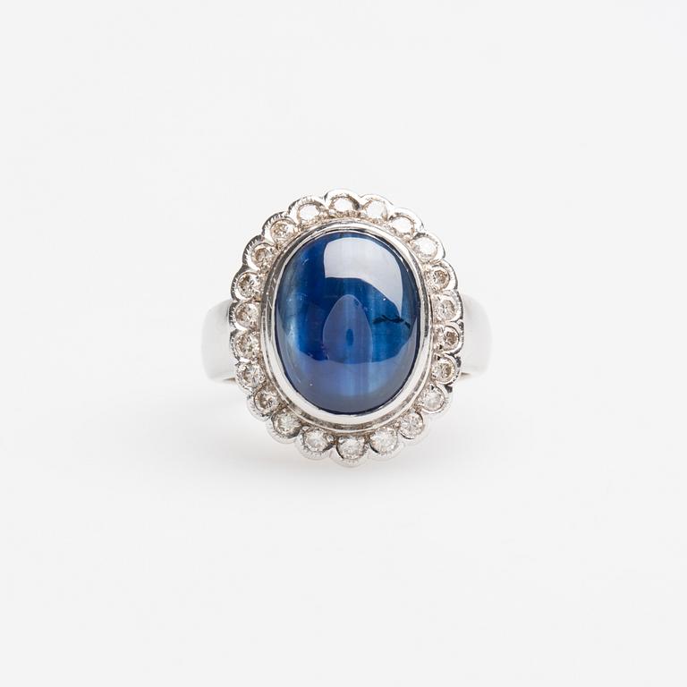 RING, 18K vitguld med cabochonslipad safir samt briljantslipade diamanter ca 0.60 ct.