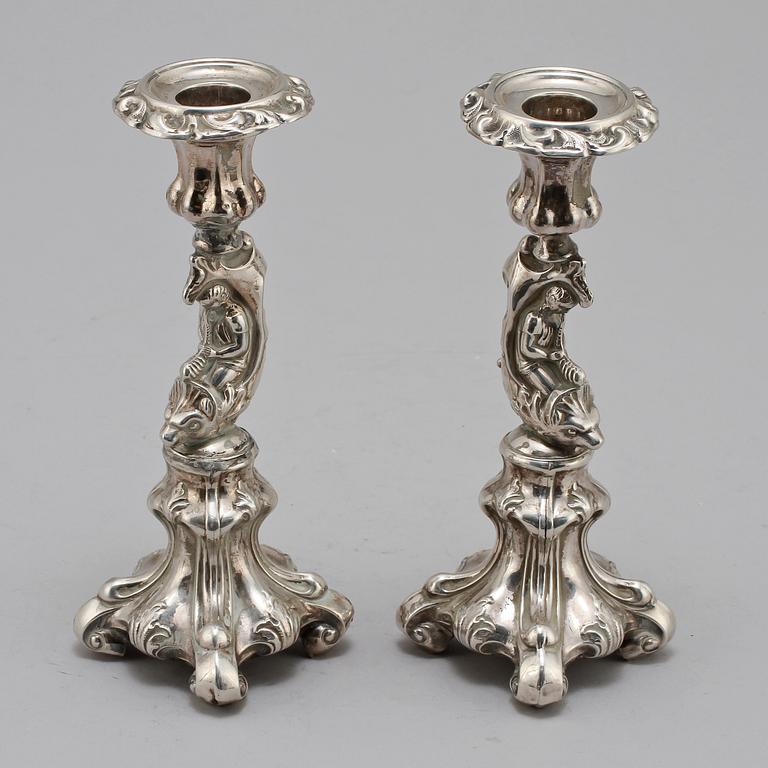 LJUSSTAKAR, ett par samt SALTKAR, silver, 1800-talets andra hälft. Tot vikt 410 g.