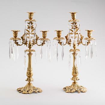 KANDELABRAR, ett par, mässing, rokokostil, 1800-talets andra hälft.