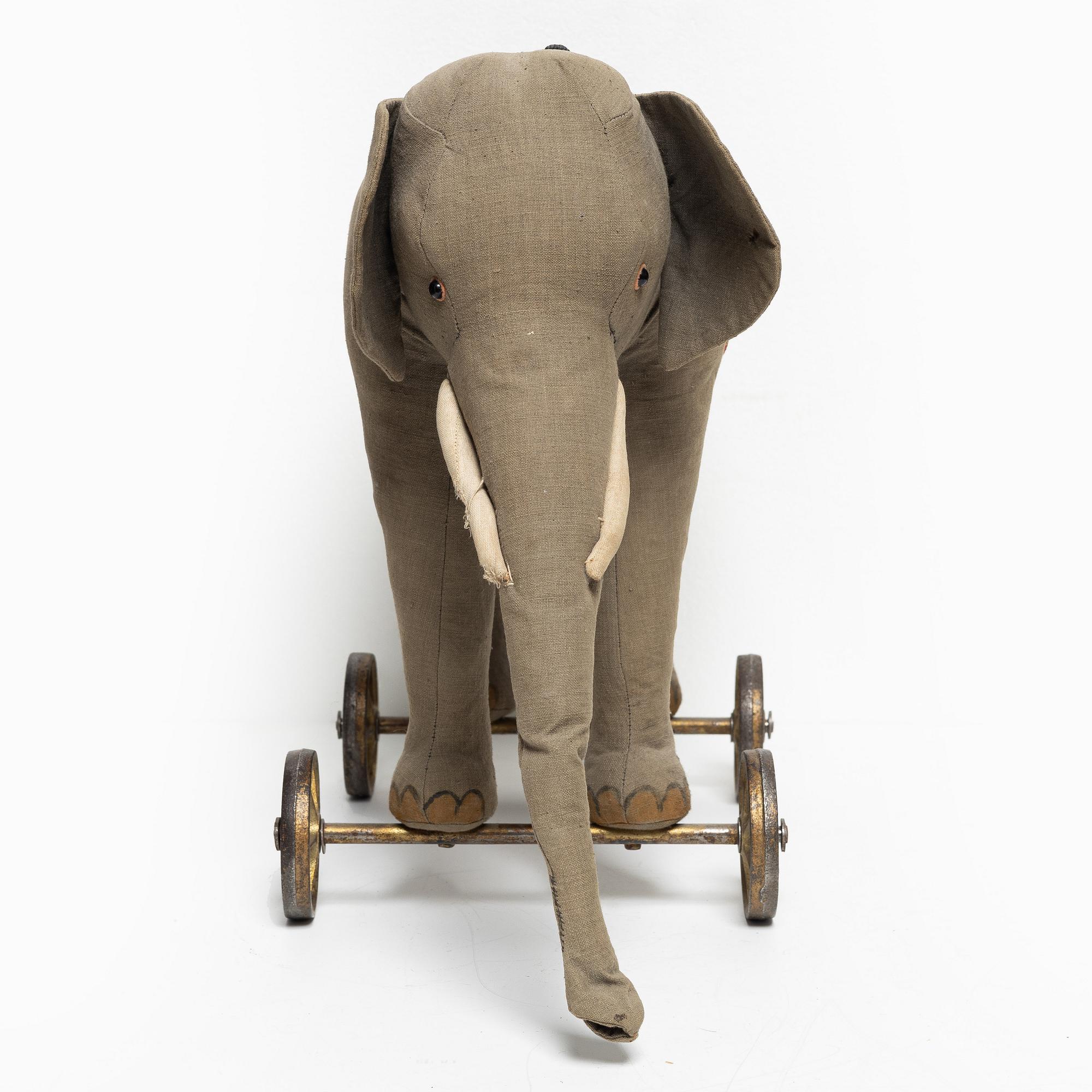 Steiff, Elephant on wheels, 1910s.