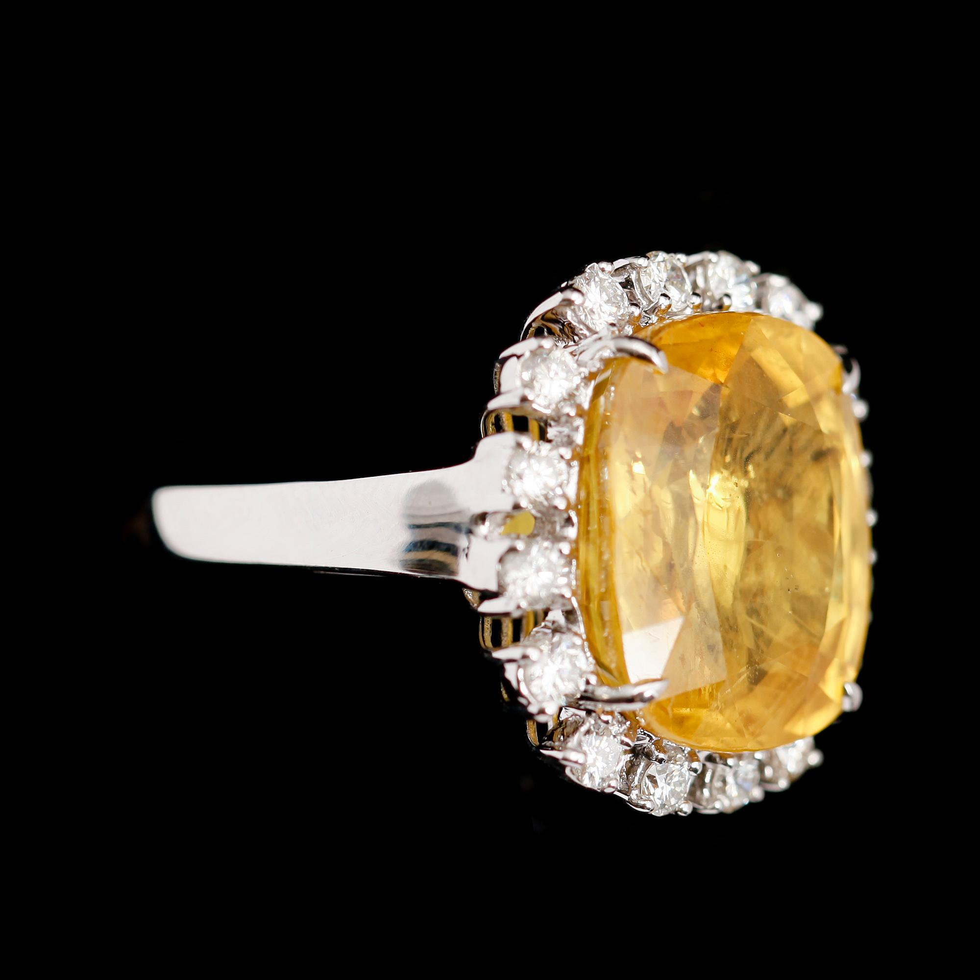 RING, 18 k vitguld, gul safir 17.30 ct, briljantslipade diamanter 0.75 ct. enl gravyr.