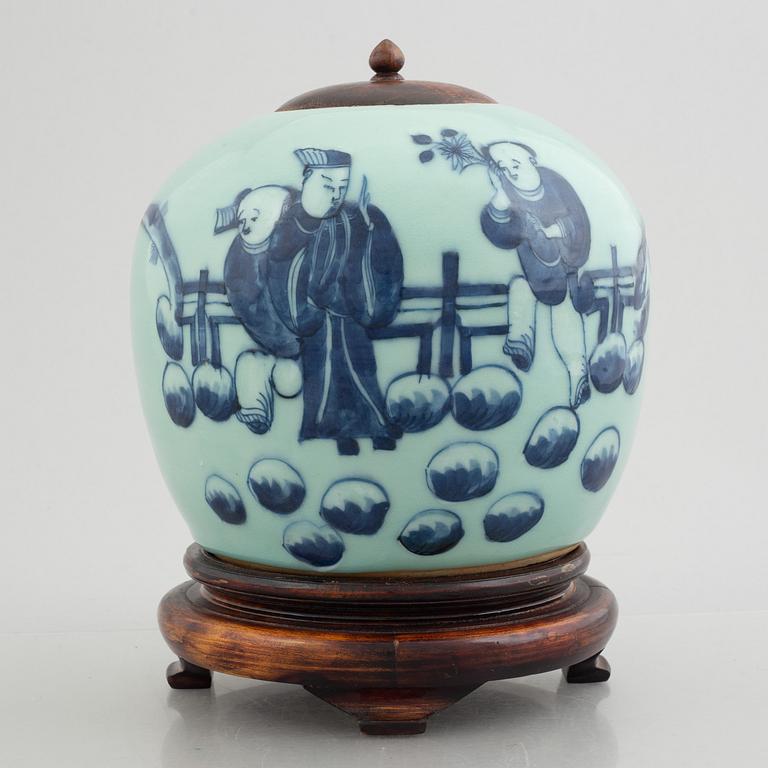 A porcelain pot, China, Qingdynasty, 19th century.