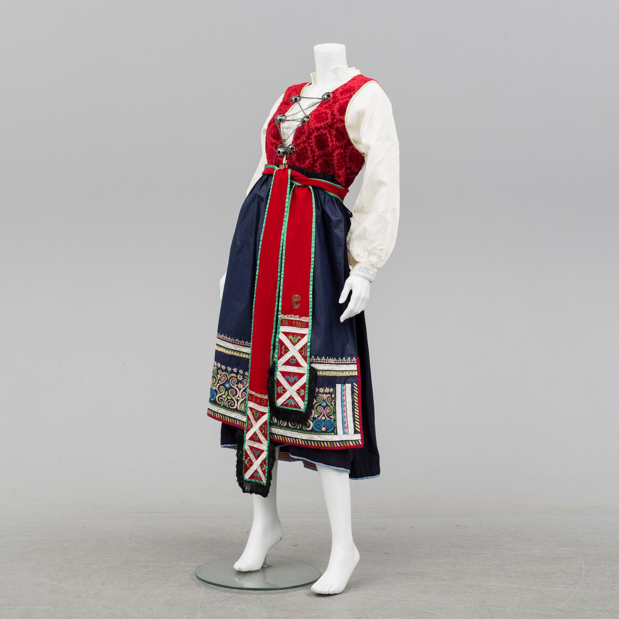 FOLKDRÄKT, 5 delar, Värend, 1900-talets andra hälft. Omkring storlek L.
