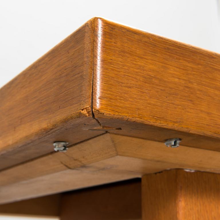 Carl Gustaf Hiort af Ornäs, Matbord, "Näyttely Junior". Tillverkare Huonekalu Mikko Nupponen Oy. Design år 1955.