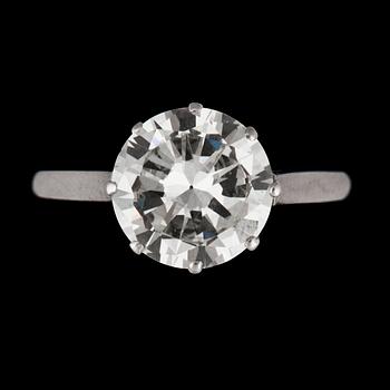 153. A 2.65 cts old-cut diamond ring. Quality circa I/VS.